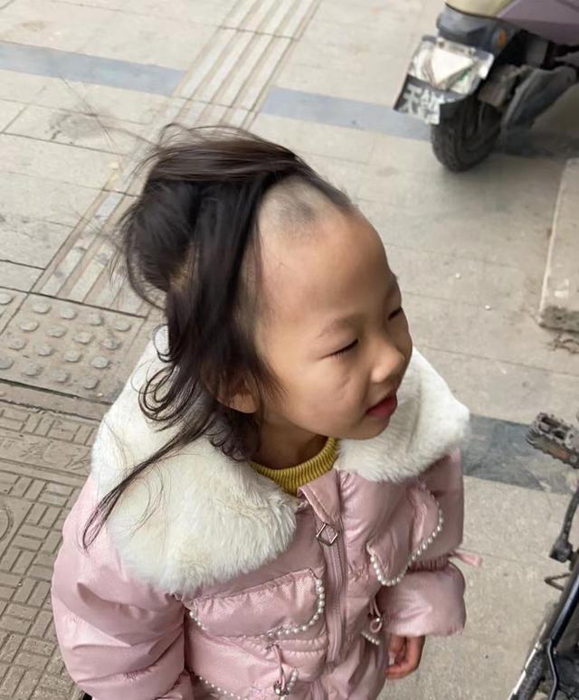 Bé gái nghịch ngợm tự cắt tóc mình - Ảnh 1.