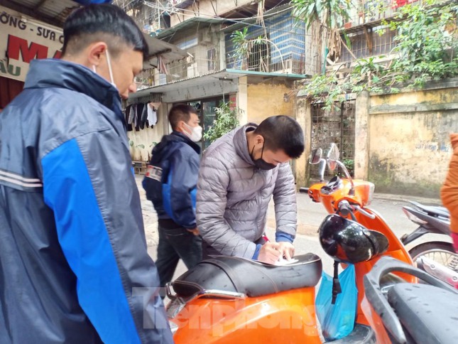 Hà Nội: Tân sinh viên ngoại tỉnh đội mưa lạnh tìm phòng trọ - Ảnh 5. Hà Nội: Tân sinh viên ngoại tỉnh đội mưa lạnh tìm phòng trọ - Ảnh 5.