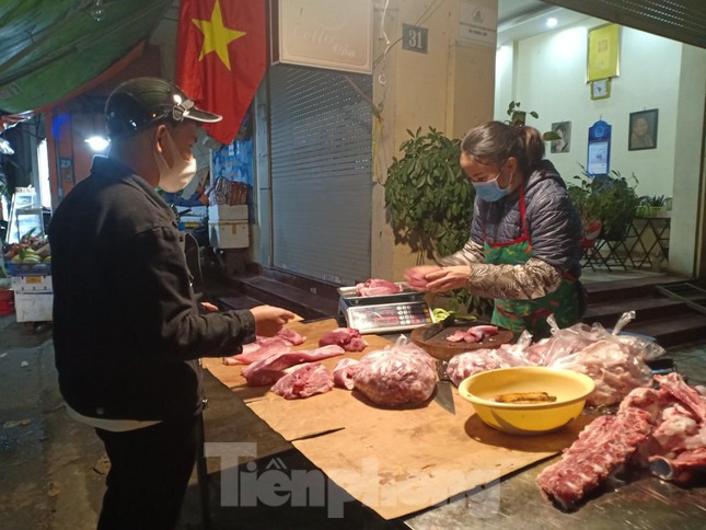 Hà Nội: Tân sinh viên ngoại tỉnh đội mưa lạnh tìm phòng trọ - Ảnh 8. Hà Nội: Tân sinh viên ngoại tỉnh đội mưa lạnh tìm phòng trọ - Ảnh 8.