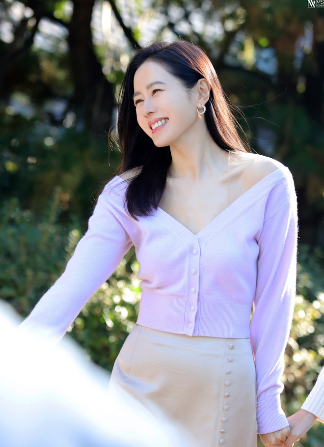 Son Ye Jin 40 tuổi mà vẫn cân đẹp kiểu váy khiến lắm mỹ nhân lao đao