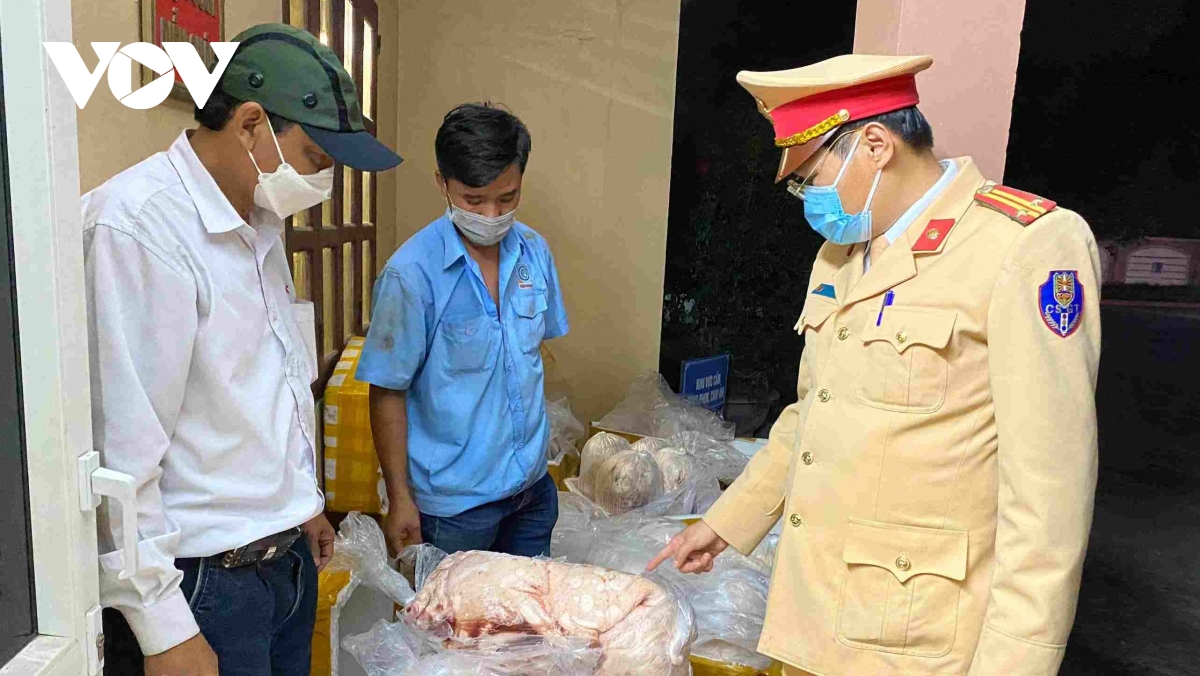 Khám xe khách, phát hiện 400kg thịt lợn đã bốc mùi hôi thối - Ảnh 1.