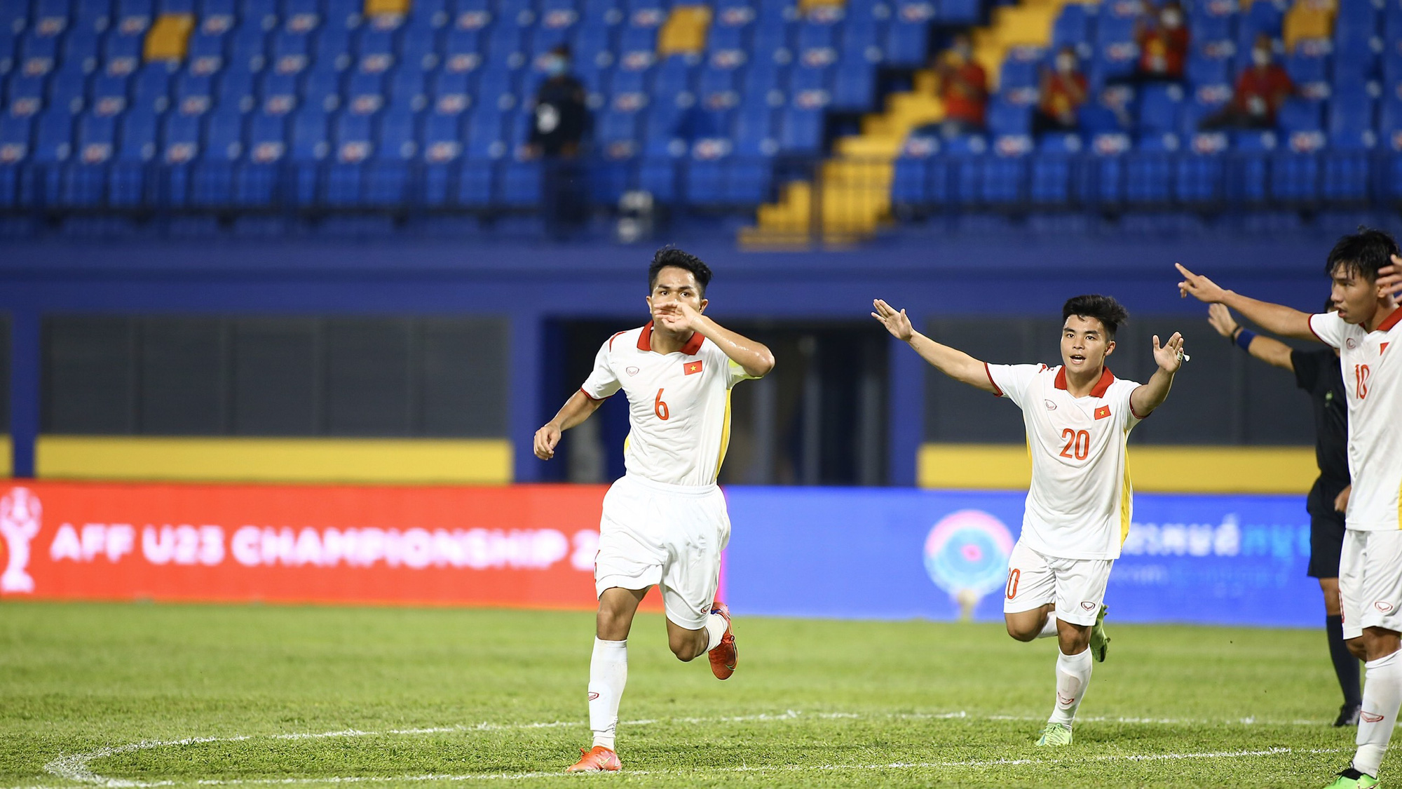 Dụng Quang Nho tỏa sáng, U23 Việt Nam thắng đậm Singapore 7-0 - Ảnh 1.
