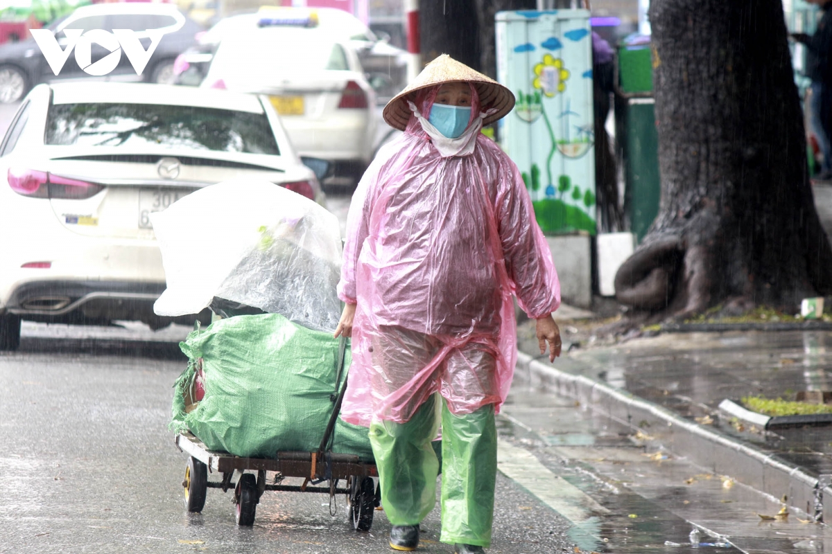 Nền nhiệt dưới 8 độ C, những người bán hàng rong vẫn bươn chải mưu sinh - Ảnh 2.