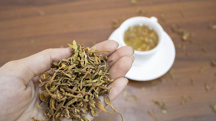 Nh&agrave; n&agrave;o c&oacute; loại hoa n&agrave;y th&igrave; qu&yacute; như v&agrave;ng: Đem ng&acirc;m với mật ong vừa l&agrave;m siro chữa ho si&ecirc;u đỉnh vừa gi&uacute;p trẻ h&oacute;a mạch m&aacute;u, ph&ograve;ng chống tiểu đường, ung thư - Ảnh 4.