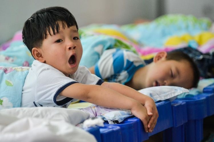 Tác hại khi ép trẻ ngủ trưa là gì?