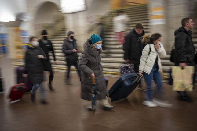 Ukraine bị tấn công, cặp đôi vội vàng làm đám cưới trong tiếng còi báo động - Ảnh 12.