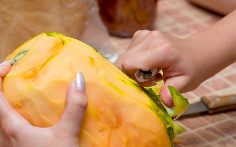 Как чистить папайю. Как чистить папайю. Папайя фрукт красный. Миксы с папайя. Как чистить папайю в домашних условиях фото.
