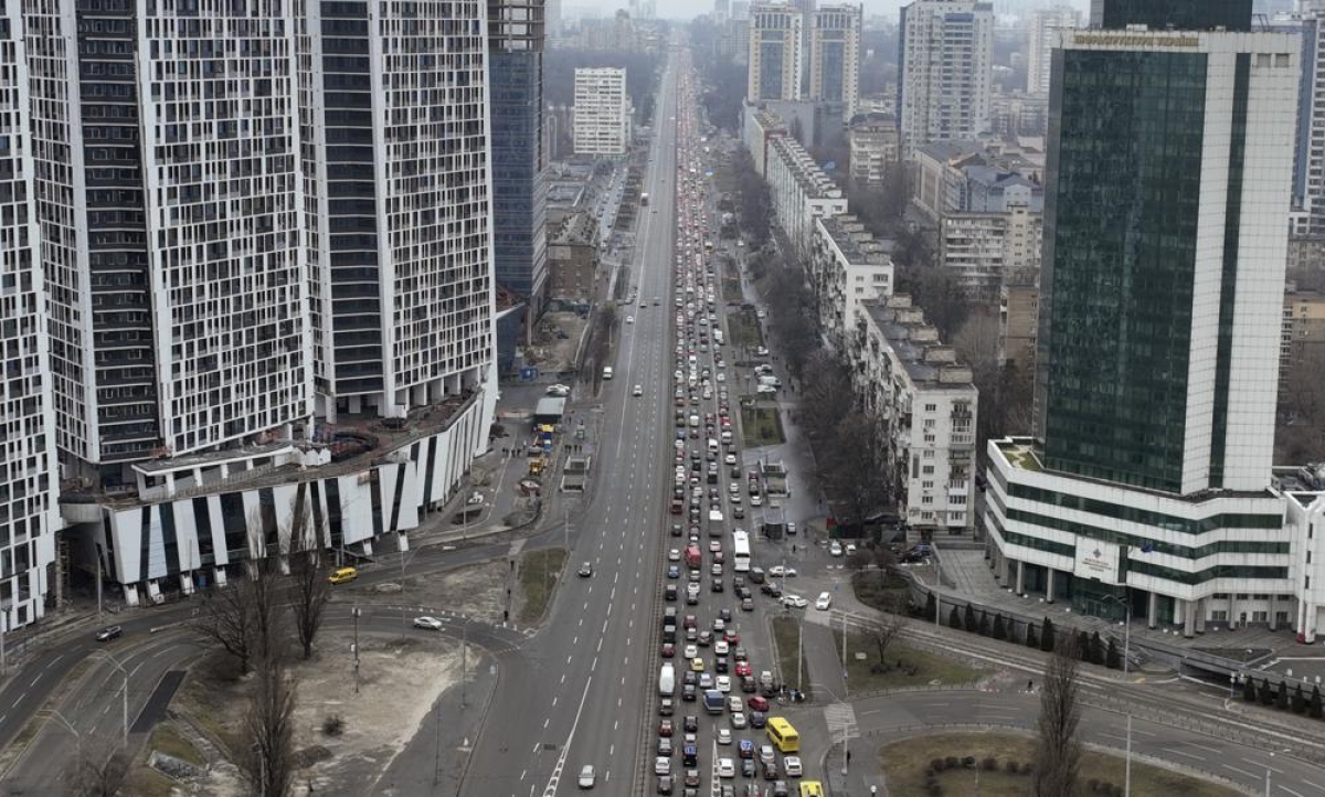 Người dân Ukraine vào ngày Nga tấn công: Tôi đã chứng kiến bình minh tệ nhất đời mình - Ảnh 2.