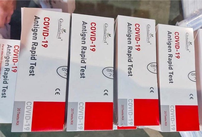 Tạm giữ lượng lớn kit test và thuốc điều trị COVID không rõ nguồn gốc - Ảnh 2.