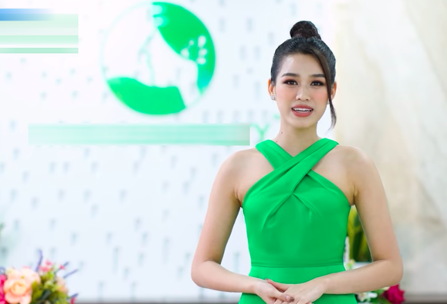 Mặc lại váy chung kết Miss World của Đỗ Thị Hà, Lâm Khánh Chi hóa búp bê  quyến rũ ở tuổi 45