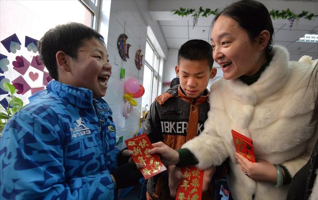 Anh chị cho con g&aacute;i 1 triệu đồng tiền Tết, người mẹ l&igrave; x&igrave; lại hai ch&aacute;u trai mỗi đứa 500 ng&agrave;n: Ai ngờ l&agrave;m mất l&ograve;ng cả nh&agrave;, đầu năm v&igrave; chuyện tiền m&agrave; mất vui - Ảnh 1.