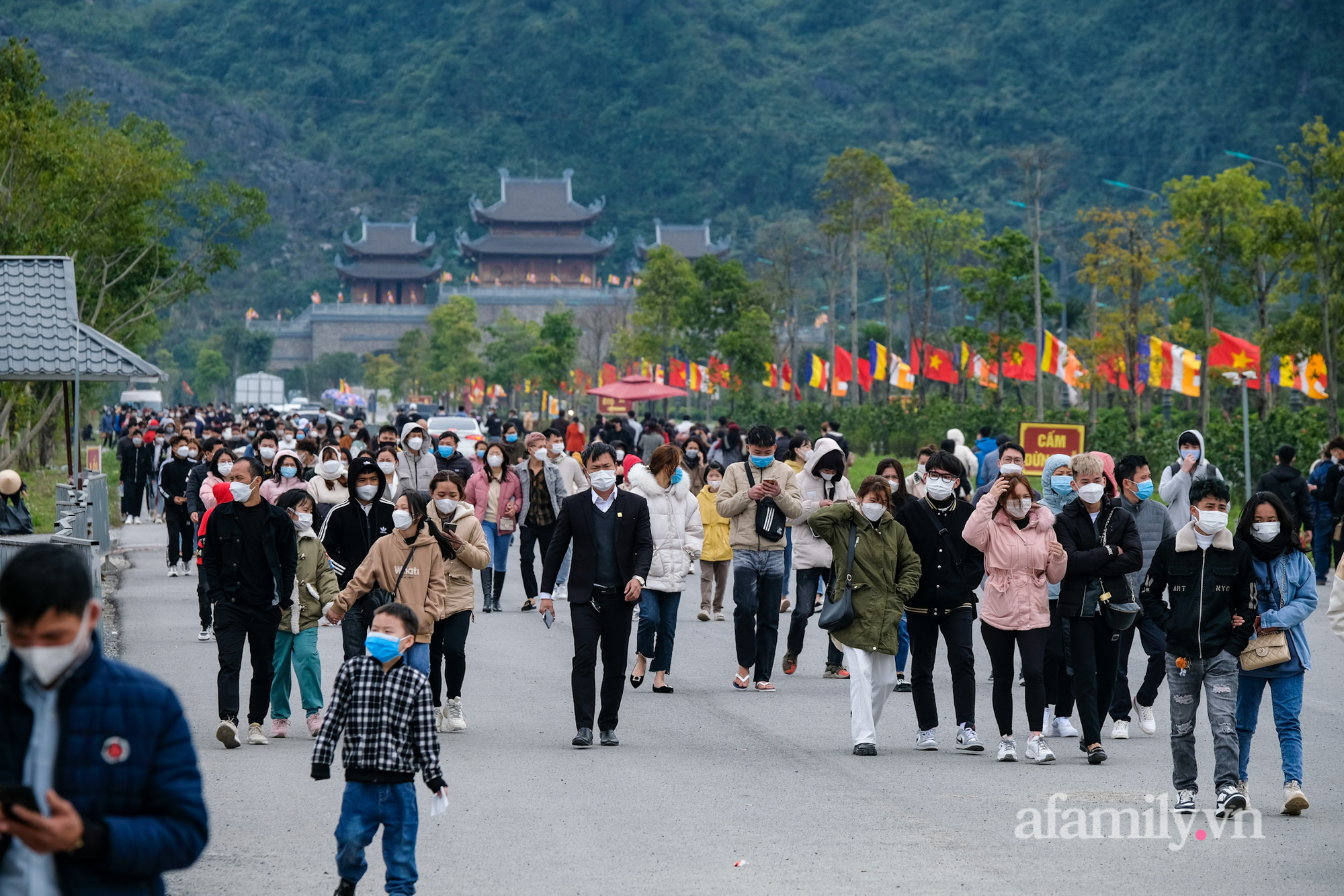 Không còn cảnh hàng vạn người chen lấn, chùa Tam Chúc &quot;đỡ&quot; đông đúc nhưng vẫn có hàng nghìn người đi lễ đầu Xuân - Ảnh 3.