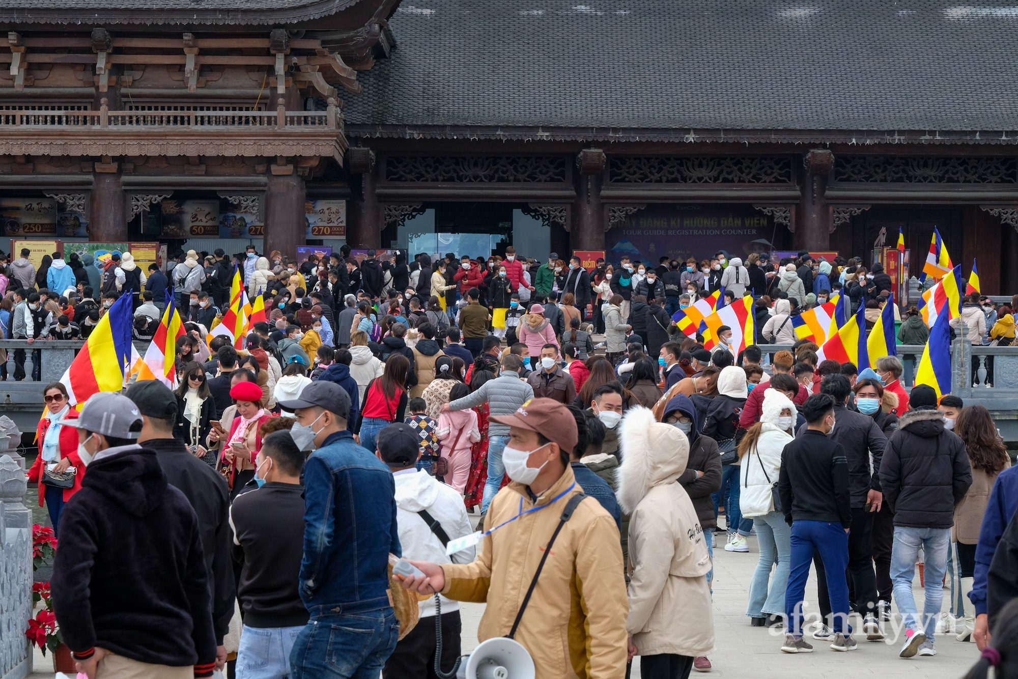 Không còn cảnh hàng vạn người chen lấn, chùa Tam Chúc &quot;đỡ&quot; đông đúc nhưng vẫn có hàng nghìn người đi lễ đầu Xuân - Ảnh 1.