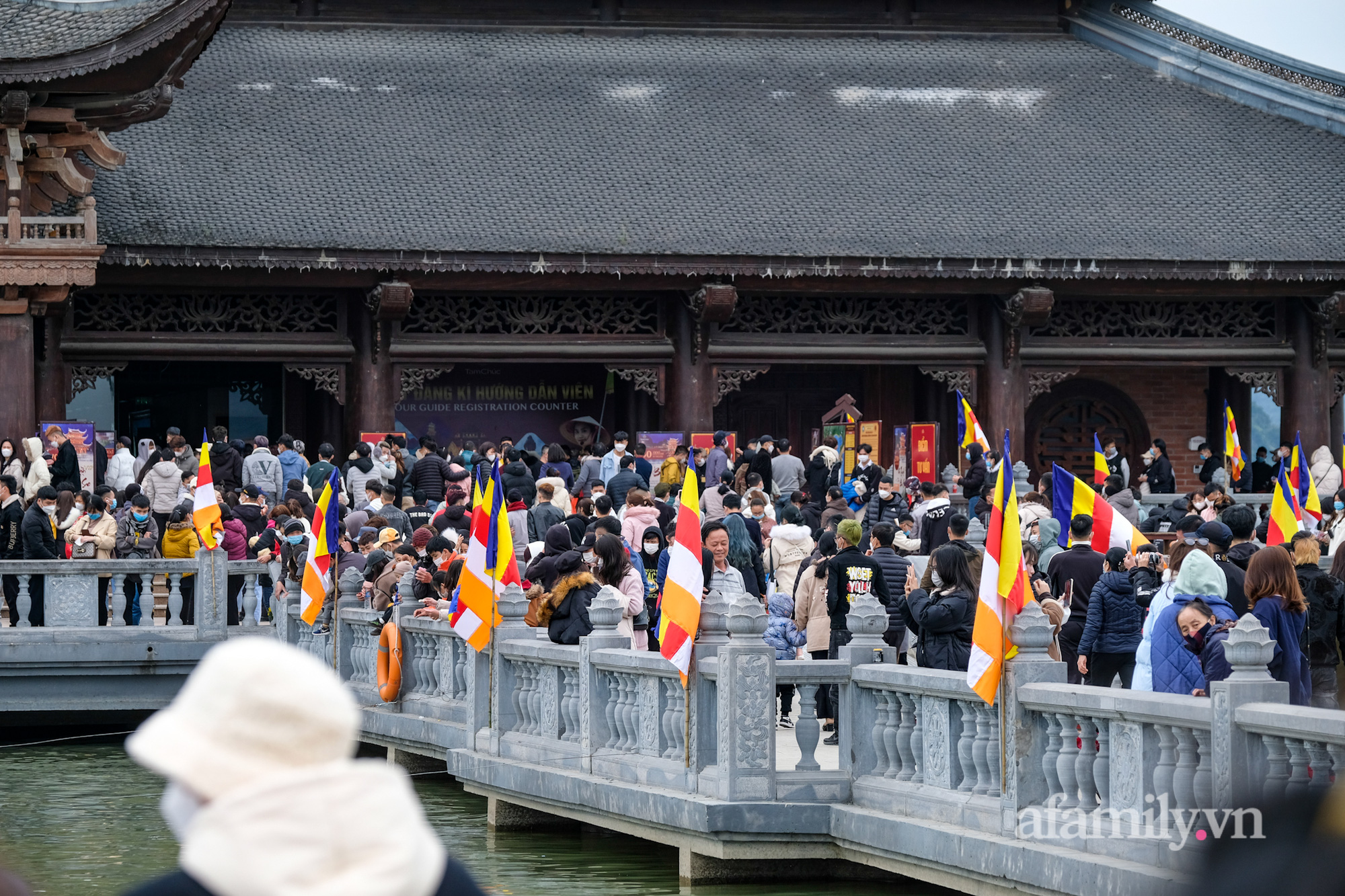 Không còn cảnh hàng vạn người chen lấn, chùa Tam Chúc &quot;đỡ&quot; đông đúc nhưng vẫn có hàng nghìn người đi lễ đầu Xuân - Ảnh 2.