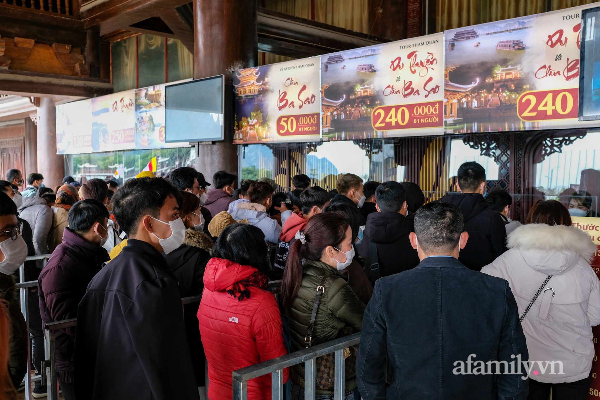 Không còn cảnh hàng vạn người chen lấn, chùa Tam Chúc &quot;đỡ&quot; đông đúc nhưng vẫn có hàng nghìn người đi lễ đầu Xuân - Ảnh 10.