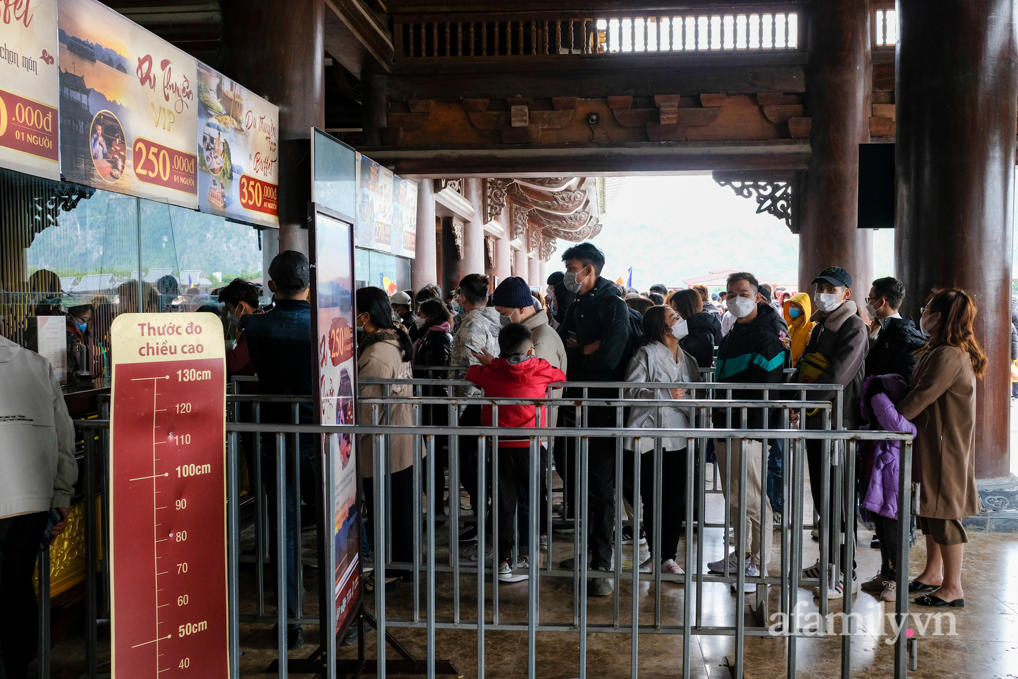 Không còn cảnh hàng vạn người chen lấn, chùa Tam Chúc &quot;đỡ&quot; đông đúc nhưng vẫn có hàng nghìn người đi lễ đầu Xuân - Ảnh 9.