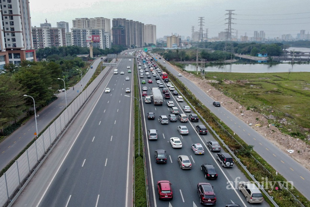 Còn chưa hết nghỉ Tết, người dân đã lỉnh kỉnh mang rau, gà... rời quê ra Hà Nội, cao tốc Pháp Vân - Cầu Giẽ ùn tắc kéo dài - Ảnh 2.