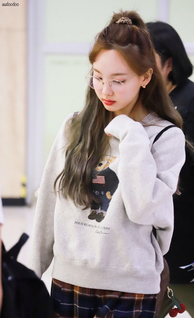 Rời xa kiếp thảm hoạ thời trang, Nayeon (TWICE) có gu ăn mặc đời thường "dễ nuốt" hơn nhiều! - Ảnh 3.