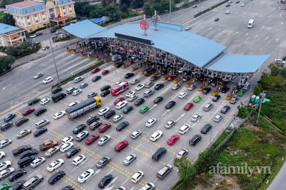 Chưa kết thúc nghỉ Tết, người dân lỉnh kỉnh mang gà vịt rời quê ra Thủ đô, cao tốc Pháp Vân - Cầu Giẽ ùn tắc kéo dài - Ảnh 1.