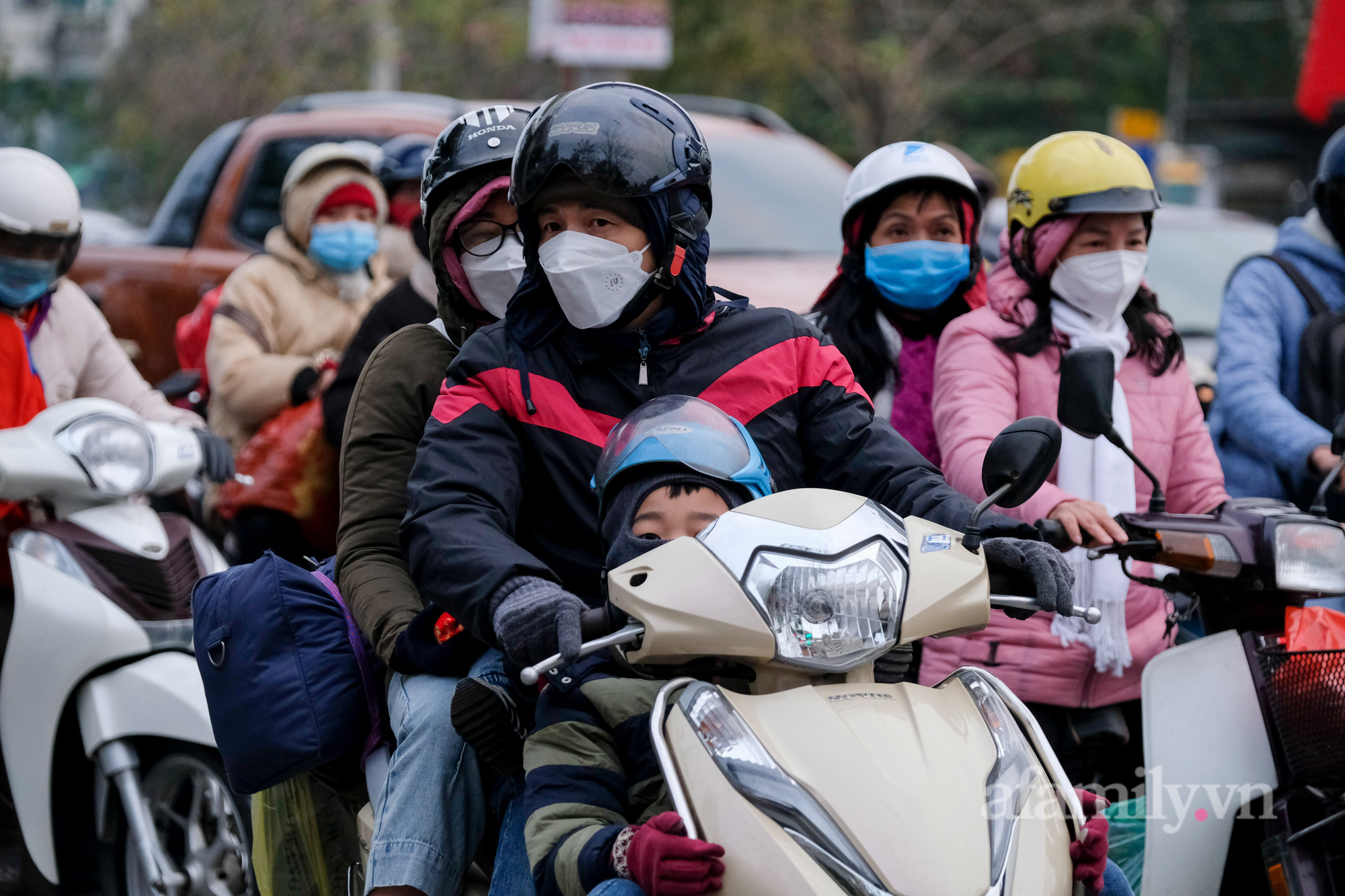 Còn chưa hết nghỉ Tết, người dân đã lỉnh kỉnh mang rau, gà... rời quê ra Hà Nội, cao tốc Pháp Vân - Cầu Giẽ ùn tắc kéo dài - Ảnh 11.