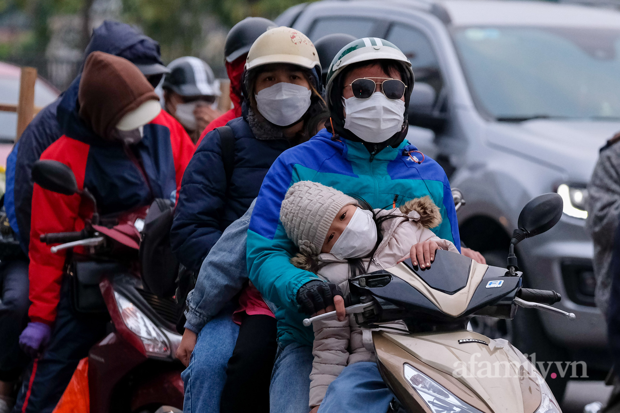 Còn chưa hết nghỉ Tết, người dân đã lỉnh kỉnh mang rau, gà... rời quê ra Hà Nội, cao tốc Pháp Vân - Cầu Giẽ ùn tắc kéo dài - Ảnh 13.