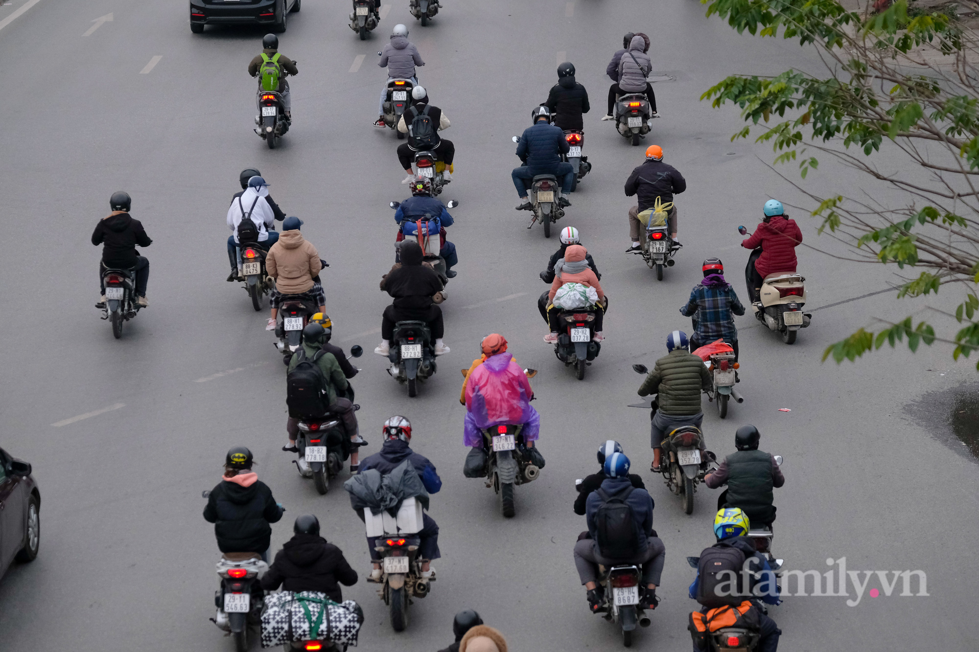 Còn chưa hết nghỉ Tết, người dân đã lỉnh kỉnh mang rau, gà... rời quê ra Hà Nội, cao tốc Pháp Vân - Cầu Giẽ ùn tắc kéo dài - Ảnh 6.