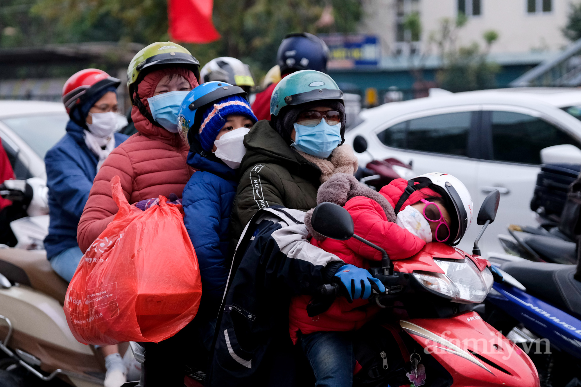 Chưa kết thúc nghỉ Tết, người dân lỉnh kỉnh mang gà vịt rời quê ra Thủ đô, cao tốc Pháp Vân - Cầu Giẽ ùn tắc kéo dài - Ảnh 15.