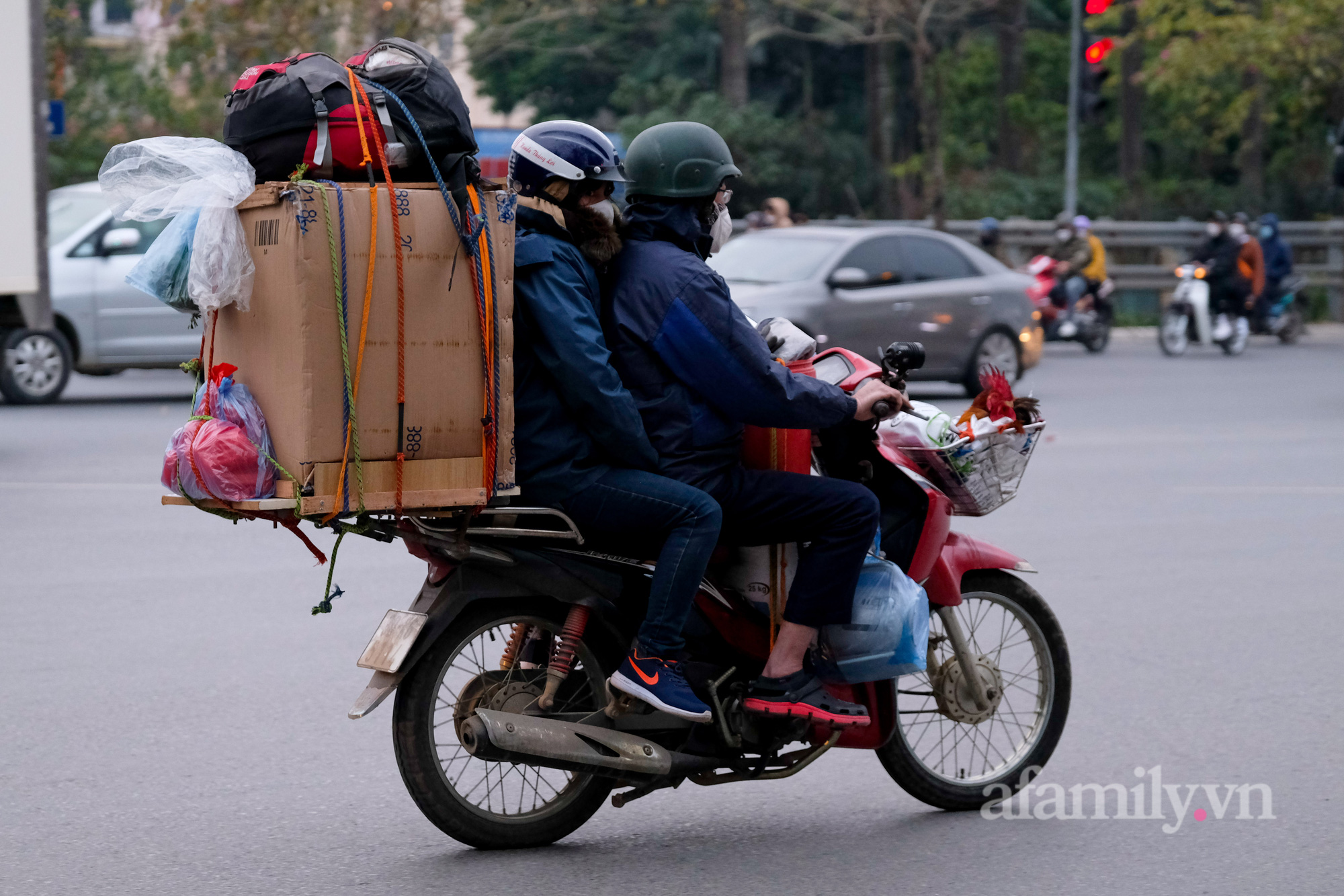 Còn chưa hết nghỉ Tết, người dân đã lỉnh kỉnh mang rau, gà... rời quê ra Hà Nội, cao tốc Pháp Vân - Cầu Giẽ ùn tắc kéo dài - Ảnh 18.