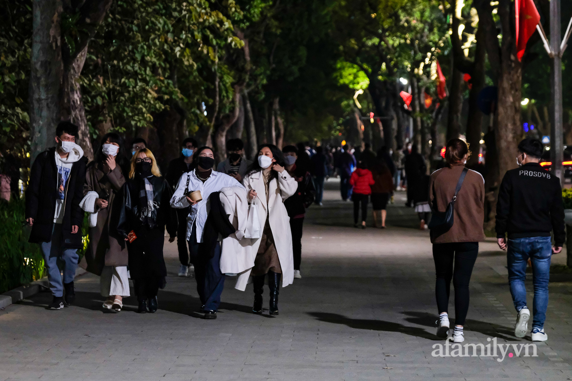 Người Hà Nội đổ về phố đi bộ vui chơi, chụp ảnh lưu niệm ngày đầu Xuân - Ảnh 8.