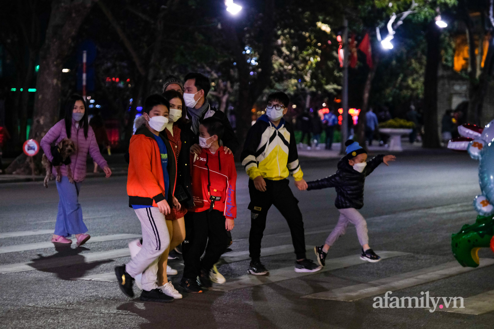 Người Hà Nội đổ về phố đi bộ vui chơi, chụp ảnh lưu niệm ngày đầu Xuân - Ảnh 4.