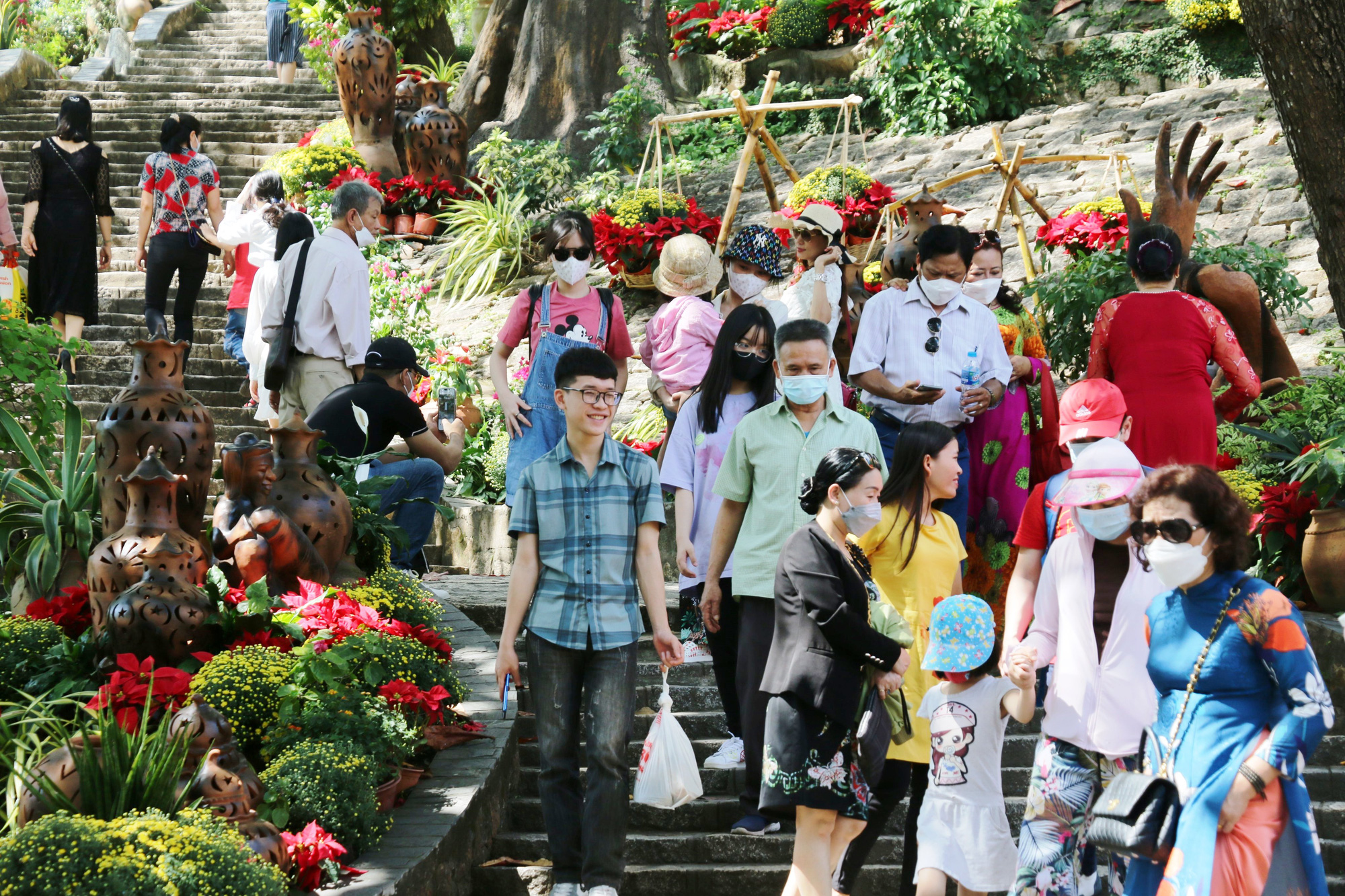 Nghẹt du khách ở Nha Trang và Huế - Ảnh 1.