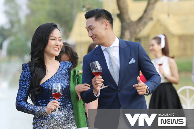 Phương Oanh thú nhận về cân nặng sau Hương vị tình thân, được Mạnh Trường trấn an khi bốc phải lời chúc năm mới nói về diễn xuất - Ảnh 4. Phương Oanh thú nhận về cân nặng sau Hương vị tình thân, được Mạnh Trường trấn an khi bốc phải lời chúc năm mới nói về diễn xuất - Ảnh 4.