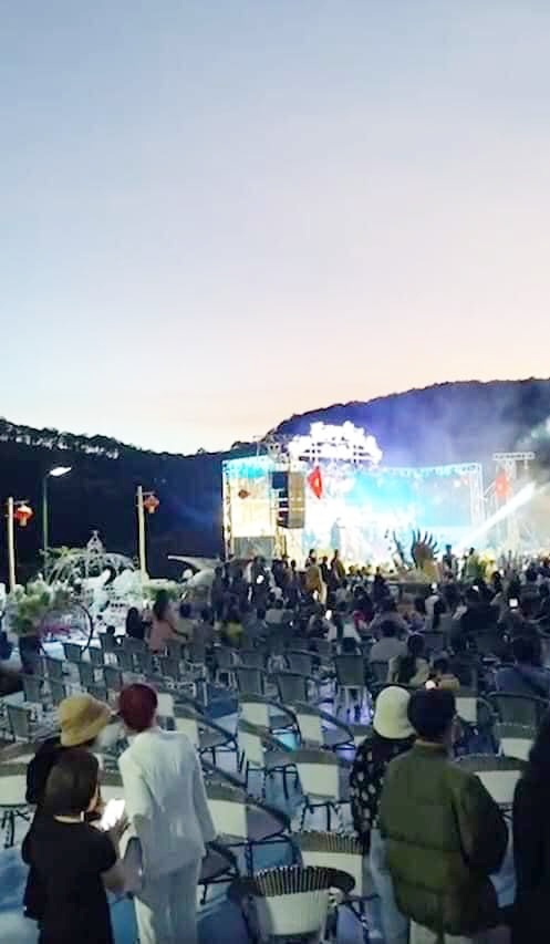 Rần rần hình ảnh tố đêm nhạc giá 2 triệu/vé của Đàm Vĩnh Hưng ế khách, CEO đại gia đòi đi xem nữ ca sĩ nào đó hát - Ảnh 4.