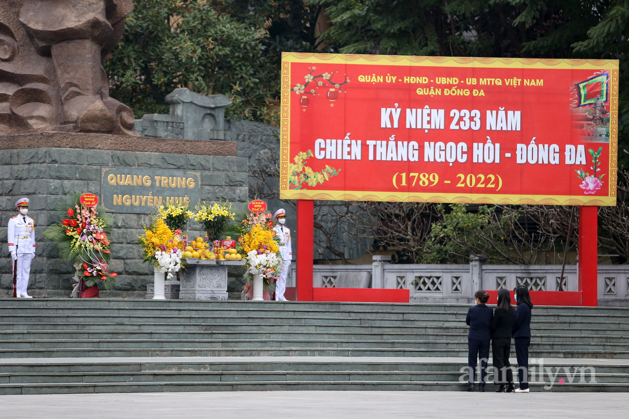 Ngày khai hội Gò Đống Đa, người dân đứng bên ngoài vái vọng, livestream bên ngoài do không được vào - Ảnh 7.