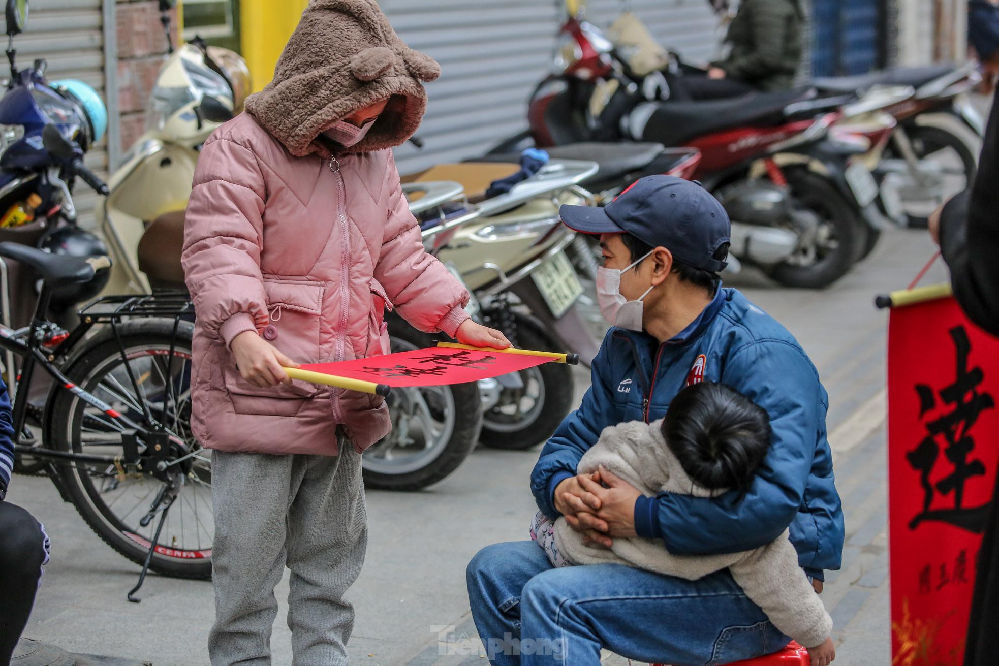Sĩ tử xếp hàng 'vái vọng', xin chữ đầu năm bên ngoài Văn Miếu - Ảnh 10. Sĩ tử xếp hàng 'vái vọng', xin chữ đầu năm bên ngoài Văn Miếu - Ảnh 10.