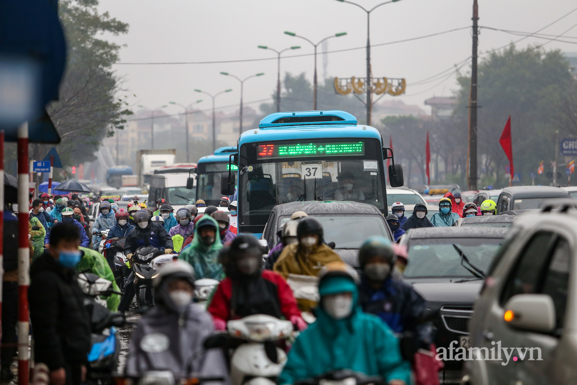 Người dân đội mưa trở lại Thủ đô sau kỳ nghỉ Tết Nhâm Dần, cửa ngõ ra vào Thành phố bắt đầu ùn tắc - Ảnh 2.