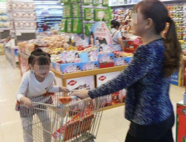 Con gái 6 tuổi đòi ăn dâu tây trong siêu thị, bà mẹ mua 3 quả liền bị nhân viên bán hàng chế giễu: Người mẹ đáp trả 1 câu quá tinh tế khiến ai nấy ngưỡng mộ - Ảnh 2.