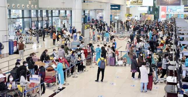 Hành khách qua sân bay Nội Bài cao nhất sau 2 năm - Ảnh 2.