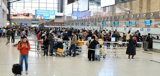 Hành khách qua sân bay Nội Bài cao nhất sau 2 năm - Ảnh 3.