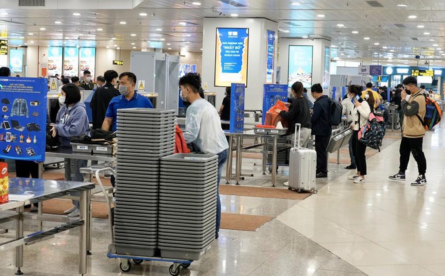 Hành khách qua sân bay Nội Bài cao nhất sau 2 năm - Ảnh 6.