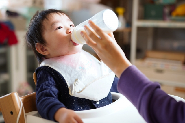 2 anh em sinh đôi thích uống 2 loại sữa khác nhau, người mẹ ngạc nhiên khi thấy sự khác biệt chỉ sau một năm - Ảnh 2.