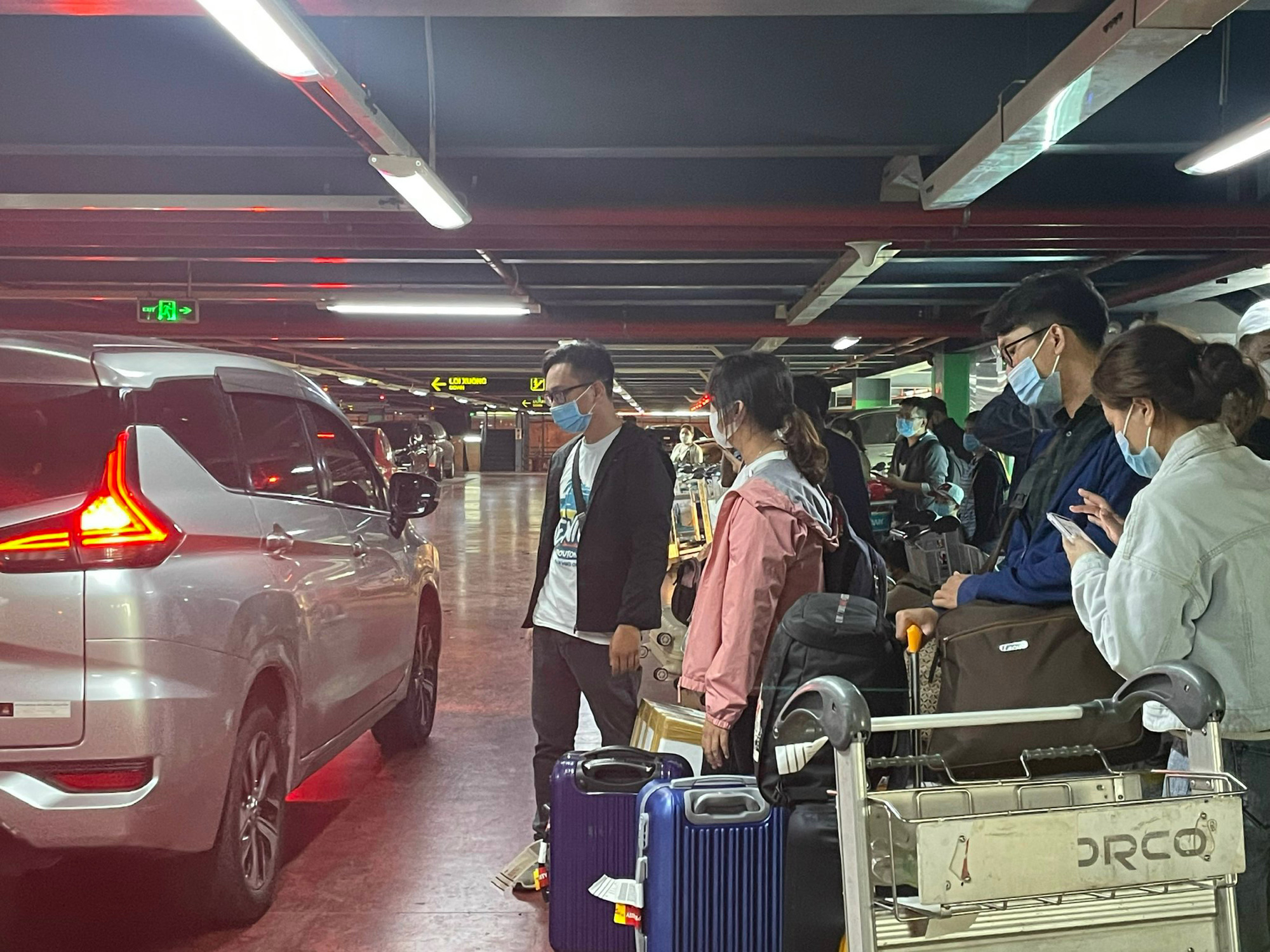 Vật vạ vì taxi ở sân bay Tân Sơn Nhất: Khách đông nên... trở tay không kịp! - Ảnh 1.