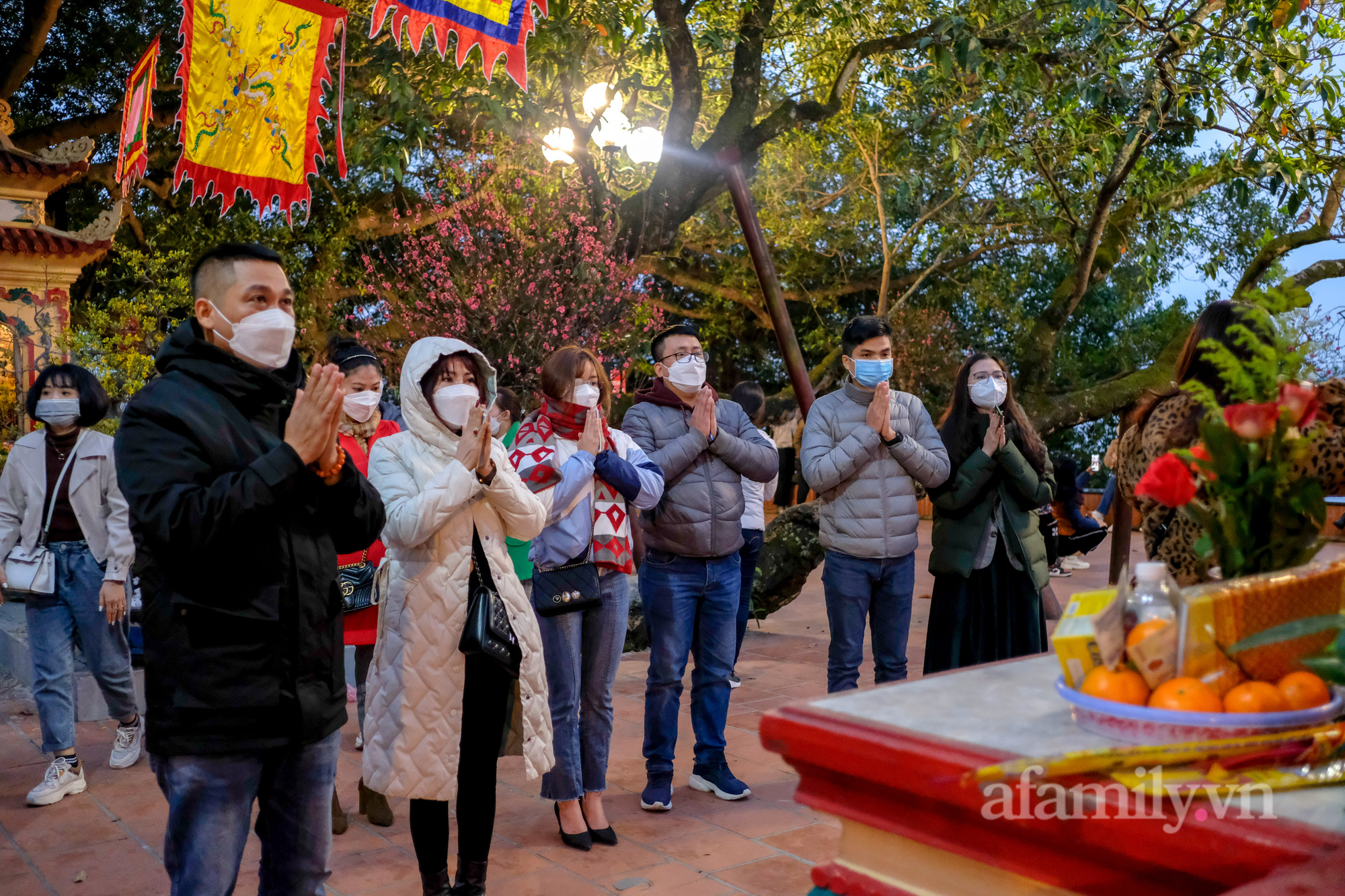 Sau thời gian dài đóng cửa vì dịch, người Hà Nội như được &quot;trút bỏ gánh nặng&quot; trong ngày đầu tiên Phủ Tây Hồ mở cửa trở lại - Ảnh 5.