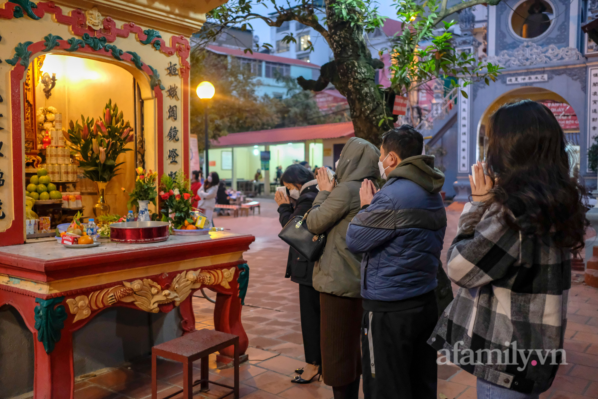 Sau thời gian dài đóng cửa vì dịch, người Hà Nội như được &quot;trút bỏ gánh nặng&quot; trong ngày đầu tiên Phủ Tây Hồ mở cửa trở lại - Ảnh 7.