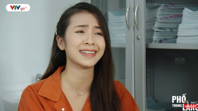 Phố trong l&agrave;ng tập 52: Ho&agrave;i c&oacute; thai, Hiếu v&aacute;c dao đến hỏi tội Thuận v&igrave; đẩy m&igrave;nh v&agrave;o t&ugrave; - Ảnh 2.