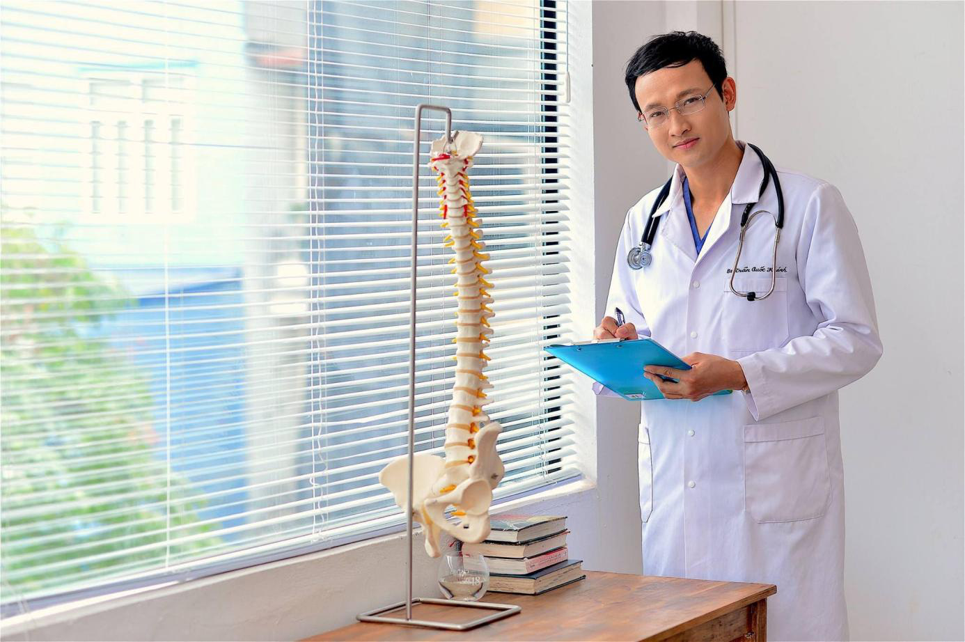Theo chân chuyên gia tìm hiểu phương pháp hỗ trợ điều trị bệnh đau lưng hiệu quả - Ảnh 1. Theo chân chuyên gia tìm hiểu phương pháp hỗ trợ điều trị bệnh đau lưng hiệu quả - Ảnh 1.