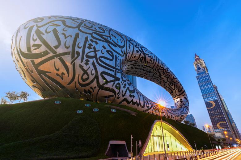 Dubai chơi lớn xây Bảo tàng có hình dáng kỳ lạ nhất thế giới, bên trong hiện đại như phim viễn tưởng - Ảnh 2.