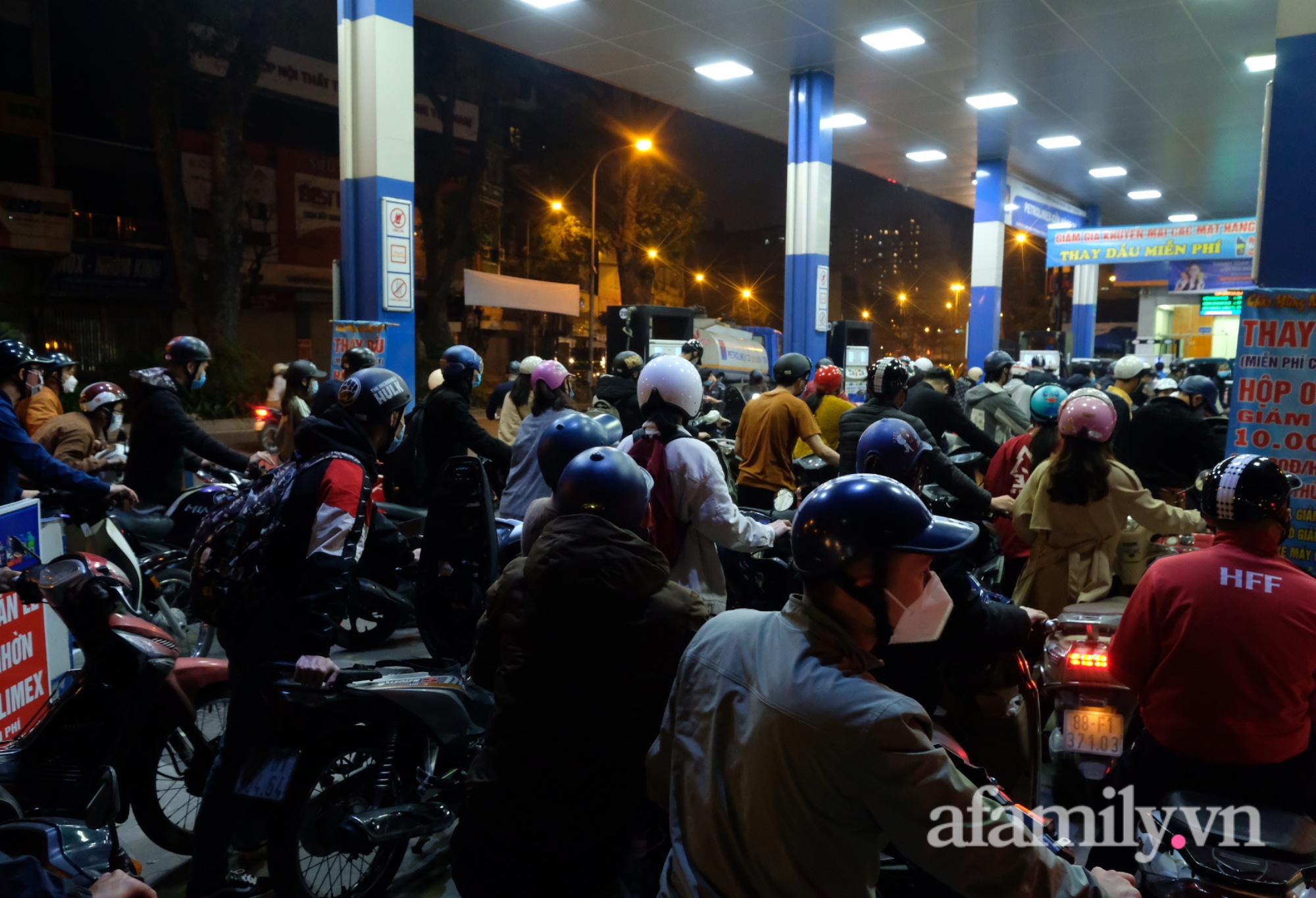 Nửa đêm các cây xăng tại Hà Nội vẫn đông nghẹt người xếp hàng &quot;đổ đầy bình&quot; trước thông tin giá có thể tăng kỷ lục - Ảnh 1.