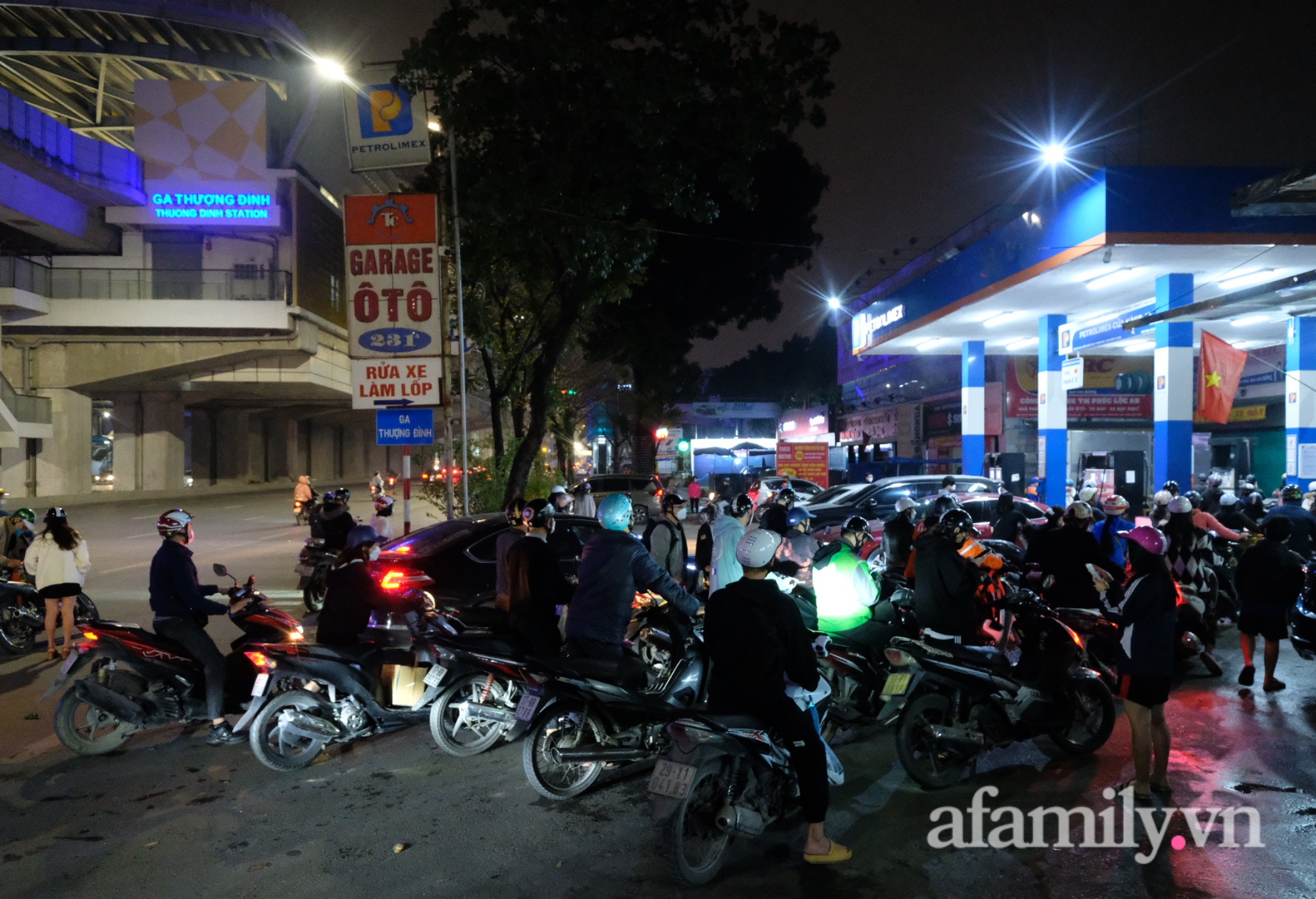 Nửa đêm các cây xăng tại Hà Nội vẫn đông nghẹt người xếp hàng &quot;đổ đầy bình&quot; trước thông tin giá có thể tăng kỷ lục - Ảnh 9.