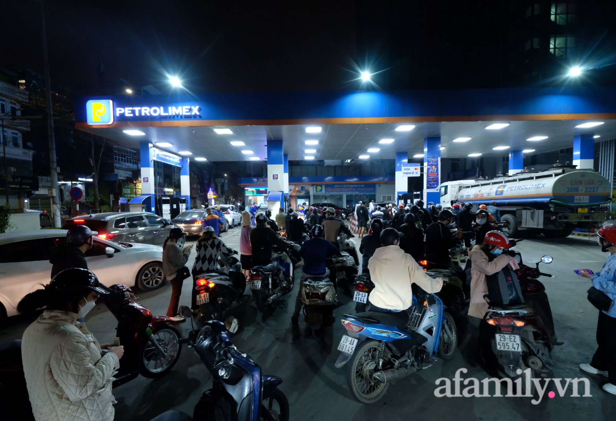Nửa đêm các cây xăng tại Hà Nội vẫn đông nghẹt người xếp hàng &quot;đổ đầy bình&quot; trước thông tin giá có thể tăng kỷ lục - Ảnh 7.